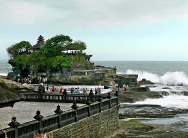 Бали. Храм Pura Tanah Lot - Земли и Моря на побережье..